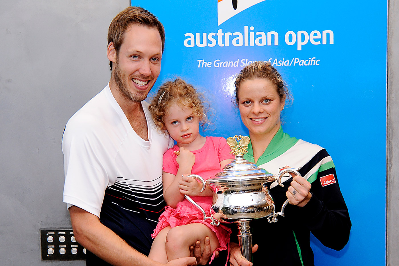 http://1.bp.blogspot.com/_SsxoEWOEV3w/TUkKU94479I/AAAAAAAAArU/MRoDzqUuojo/s1600/Australian-open-2011-winner-Kim-Clijsters-with-family.jpg
