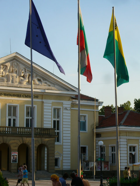 The Three Flags of Yambo