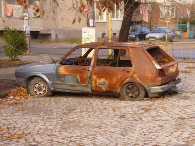 yambol+daily+picture+burnt+out+car+in+yambol+back+streets+15_12_08.jpg