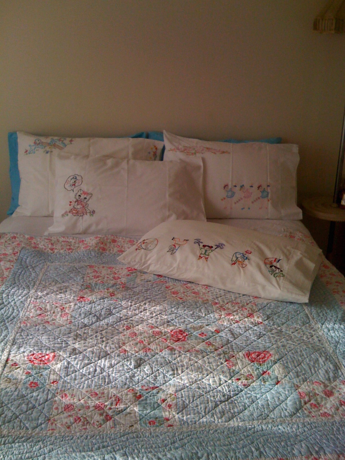 [bedroom.jpg]