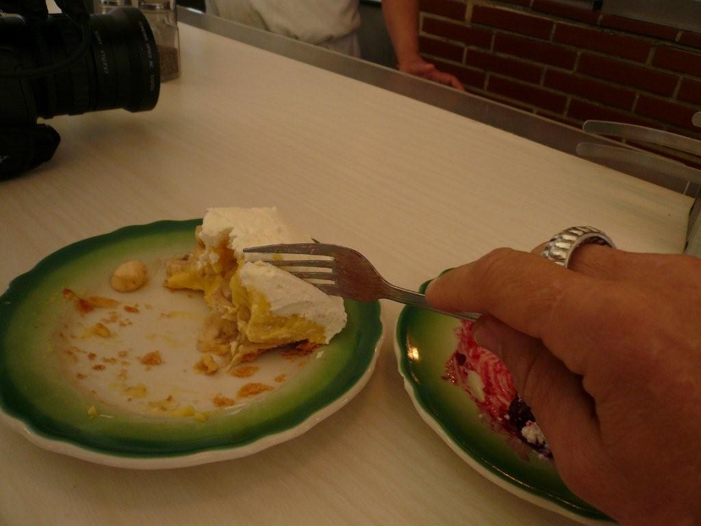[APan_bite+of+banana+cream.jpg]