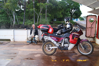 Philippe rêve en admirant les motos