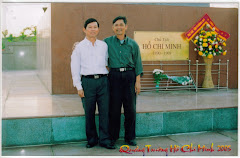bên tượng đài Bác Hồ ở Vinh 2002