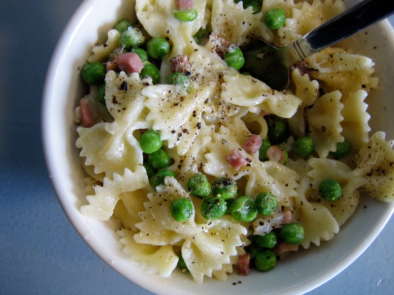 thrifty and quick bowtie pasta with prosciutto & peas Everybody