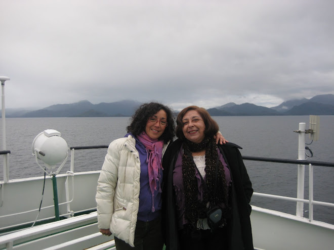 En el ferry Puerto Edén  Teresa  Riveros  y Nora Gebauer