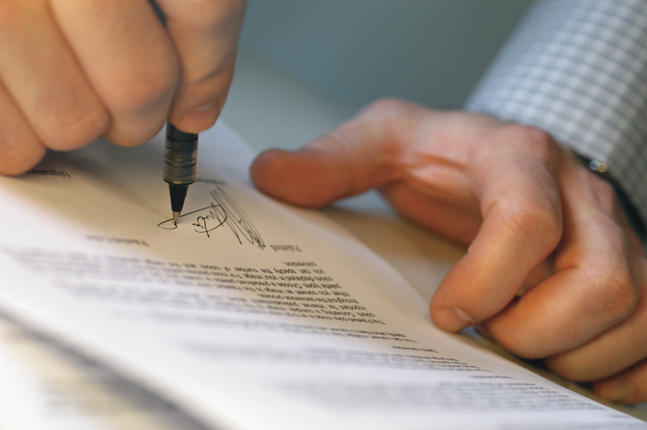 [Signing+contract.jpg]