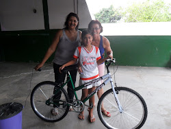 Sorteio da Bicicleta (rifa) e a vencedora junto com a diretora e com a coordenadora pedagógica.