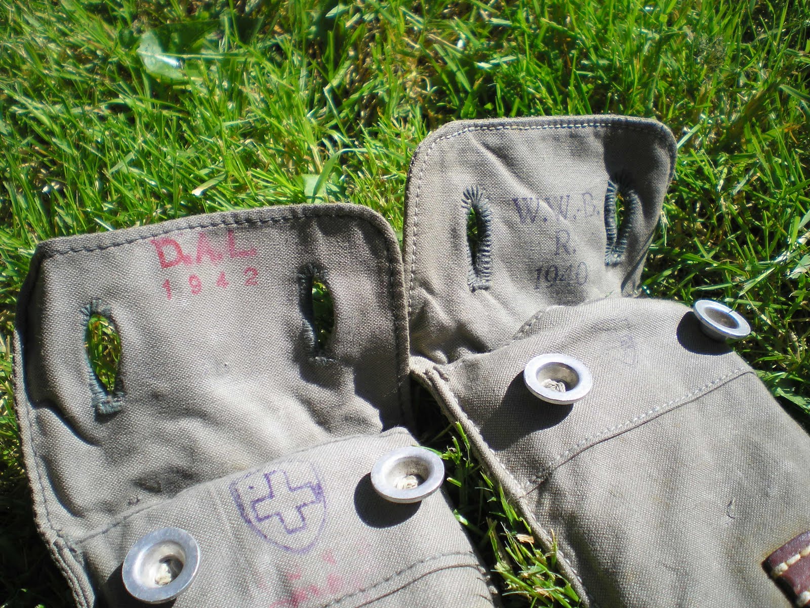 Four Bees WW2 Swiss Zeltbahn Pole Sets