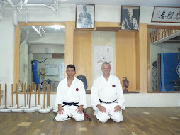 Con Diego en el Hombu dojo de Okinawa