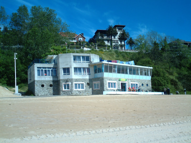 Escuela de surf y bar en la Playa de la Magdalena Escuela de surf y bar en la Playa de la Magdalena