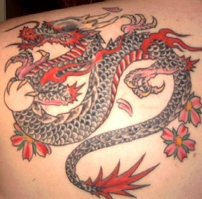 En cuanto a los tatuajes, los dragones son de los principales tatuajes 