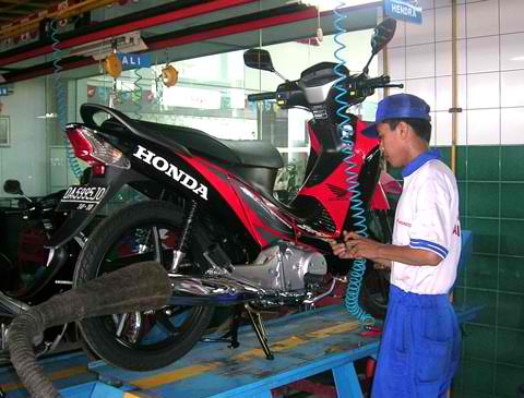 http://1.bp.blogspot.com/_TRINd5xqul0/S-m7Q4zmTBI/AAAAAAAAABk/0Bakrb4EIi0/s1600/tips+merawat+motor+honda.jpg