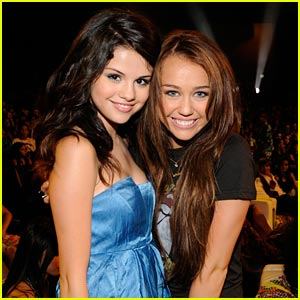 صور لمايلي مع ابطال ديزني  Miley-cyrus-selena-gomez-teen-choice-awards-2008.0.0.0x0