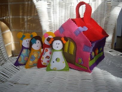 House bag with 4 dolls (sold)