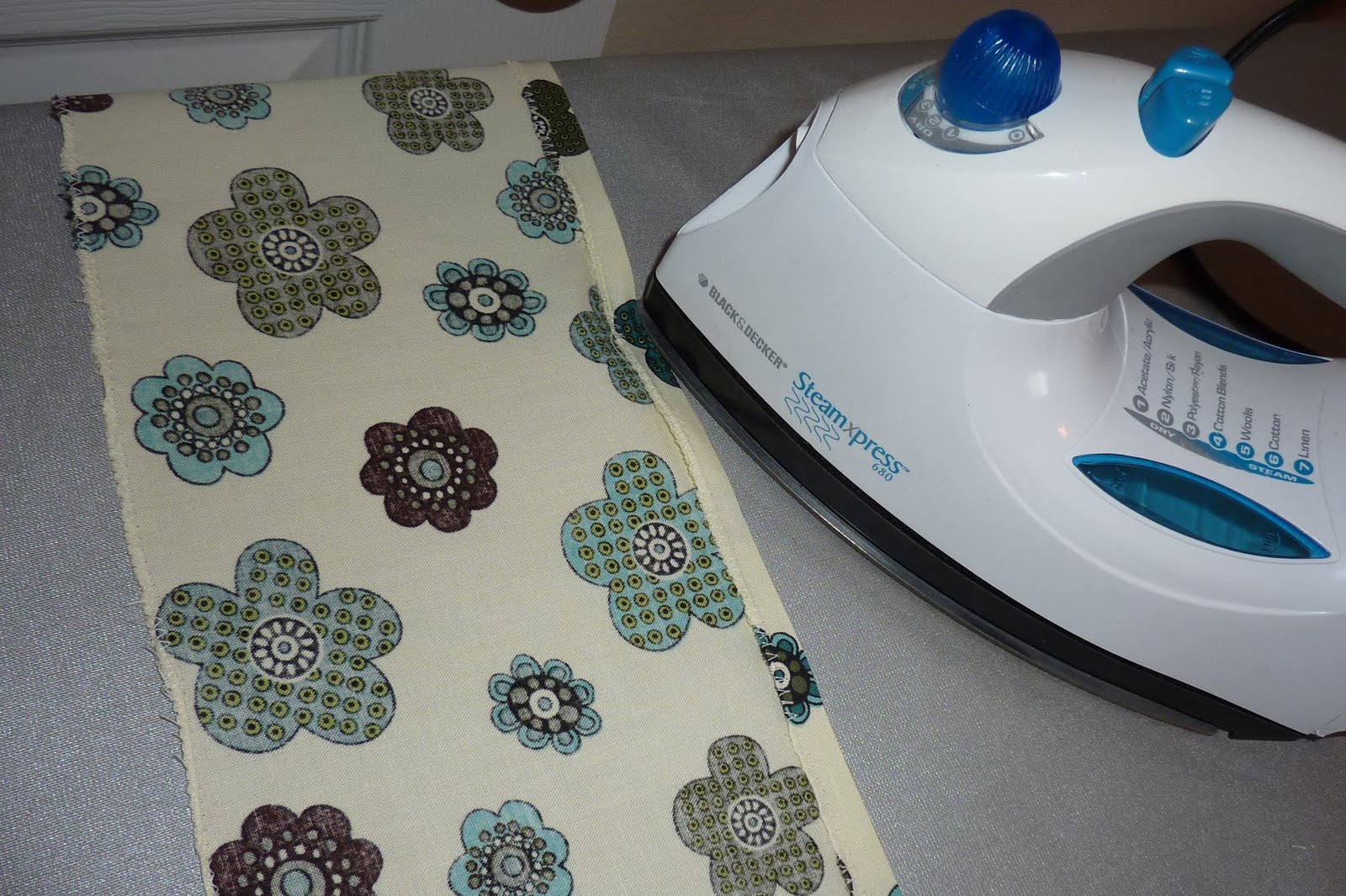 [TutorialP9PressSeamBottom.jpg]