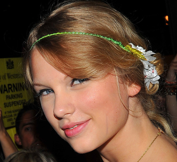 taylor swift updo hair. Taylor Swift Hairstyles