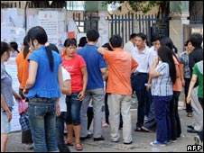 [_45126206_jobless226afp.jpg]