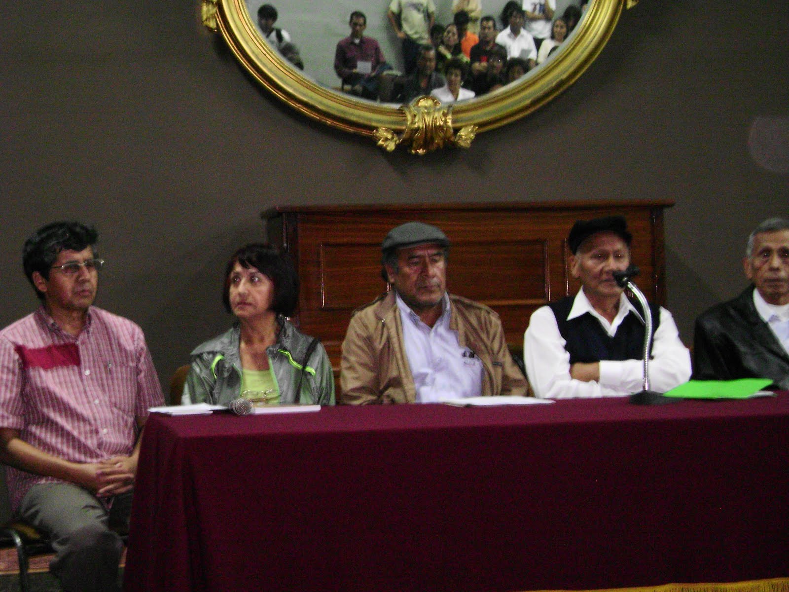 [2+MESA+GRUPO+(1).JPG]