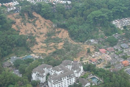 [Landslide+at+Bukit+Antarabangsa+03.jpg]