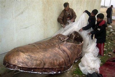 [Iraqi+Journalist+Shoes+Thrown+Sculpture+02.jpg]