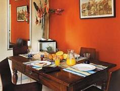 Ruangan Berwarna Oranye