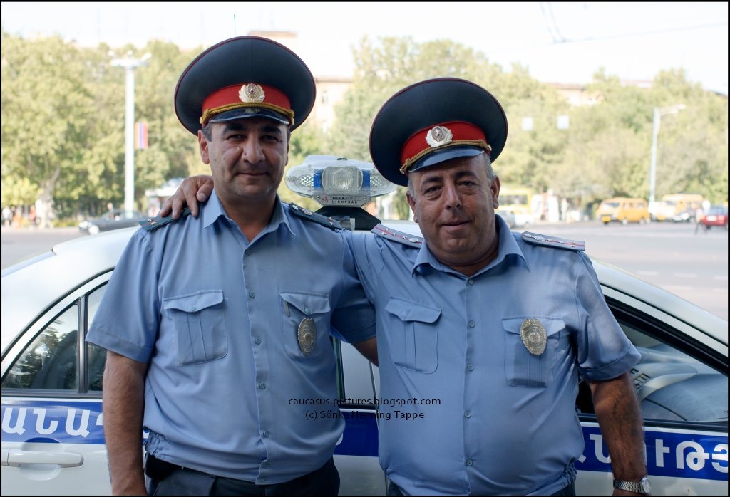 [_DSC0553+Jerewan+Polizisten+Portrait.JPG]