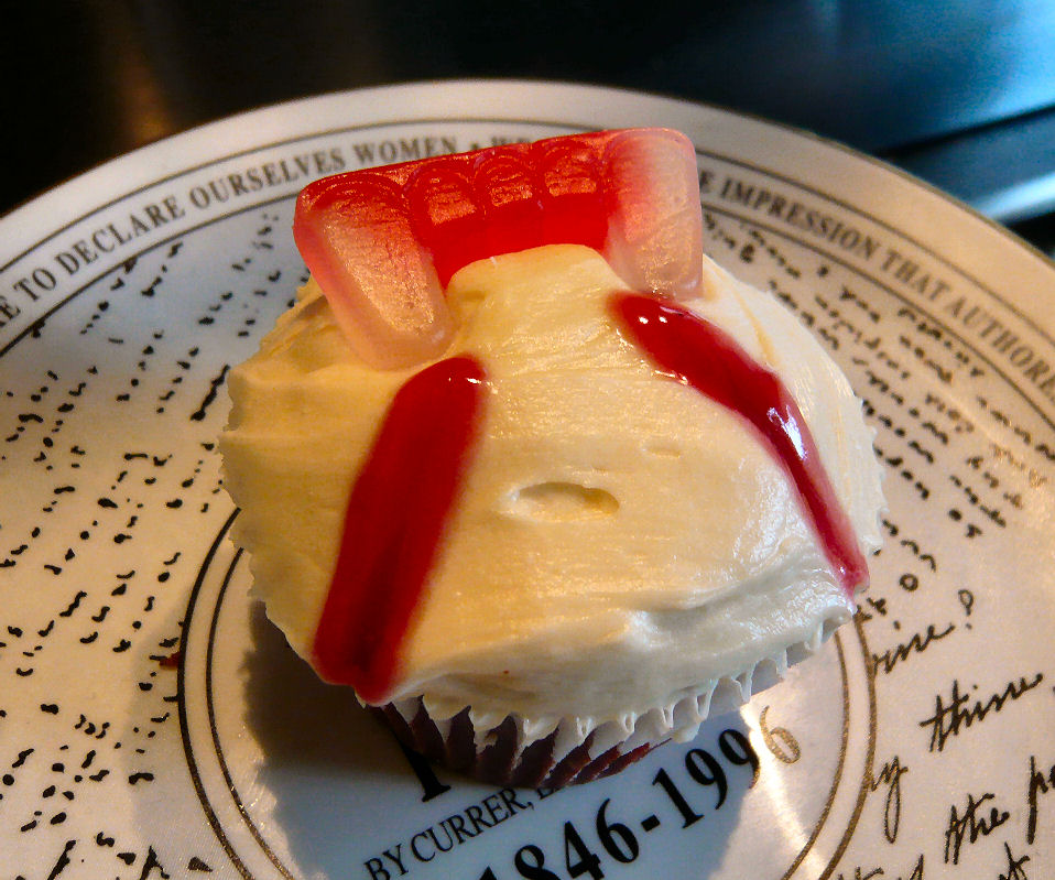 [vampire+cupcake.jpg]
