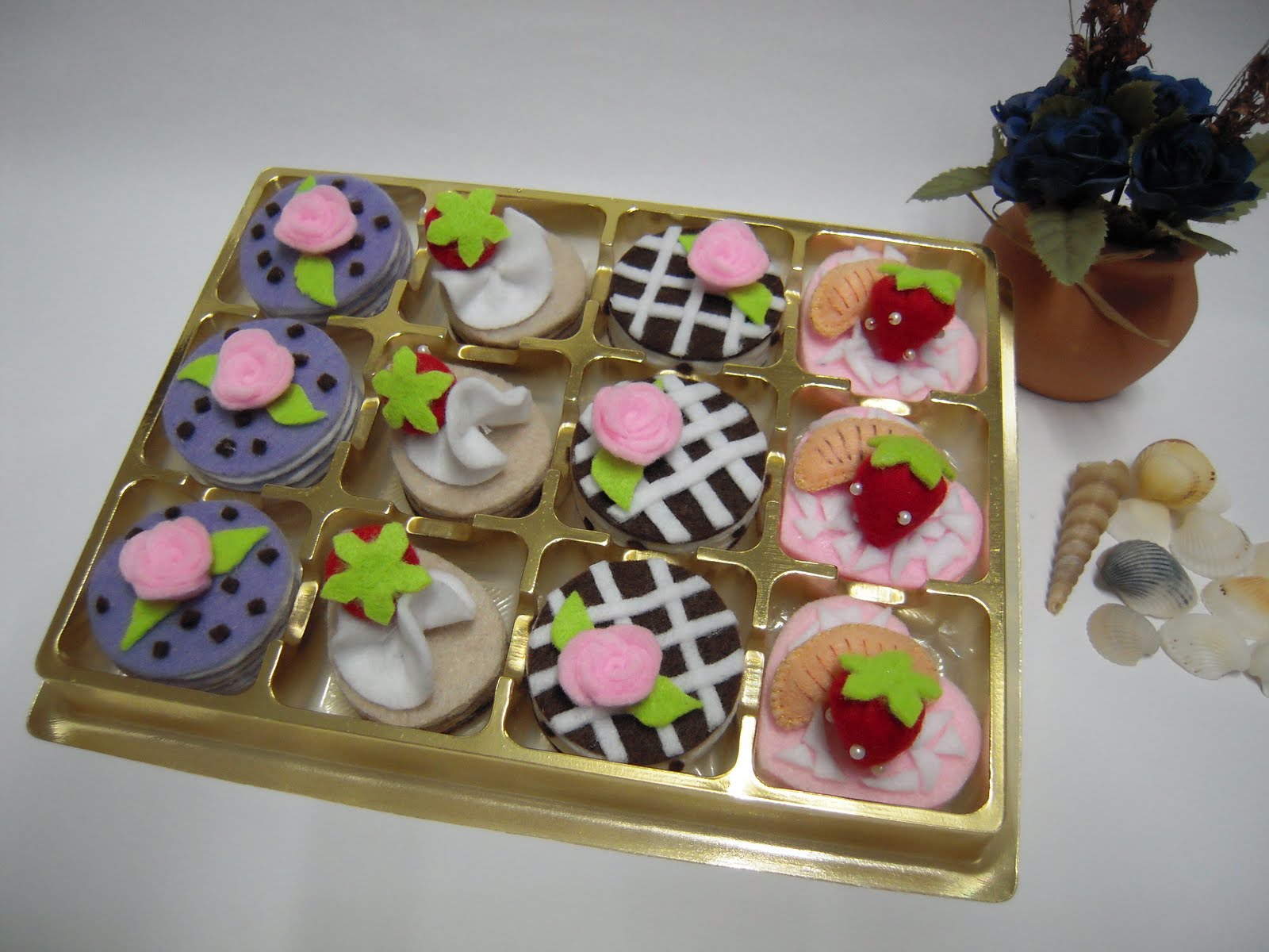 Felt Ur Lovely Gift MINI CAKE IN PREMIUM BOX (12 pcs)