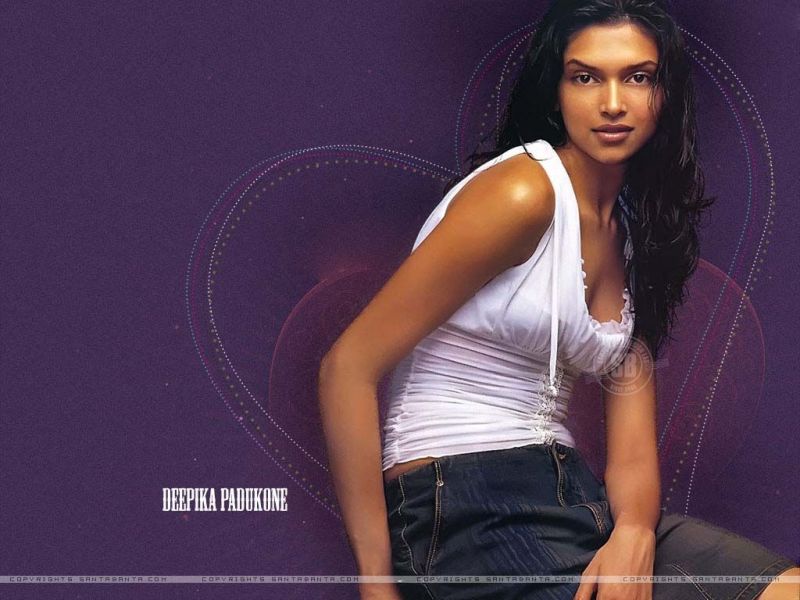 bollywood fan: Deepika Padukone Photos: Deepika in saari, bra, without