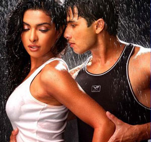 Priyanka Chopra And Shahid Kapoor Romance Photos