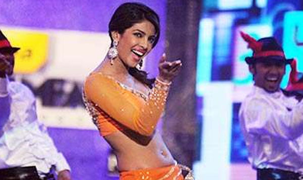 Kareena Kapoor Priyanka Chopra amp Sonakshi Sinha Rehearsals photos unveiled at Filmfare Awards hot images Kareena Kapoor Priyanka Chopra amp Sonakshi Sinha Rehearsals photos unveiled at Filmfare Awards hot images