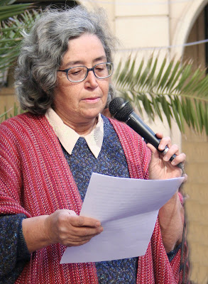 L redactora del INFORMACIÓN, Ángeles Cáceres, durante la lectura del manifiesto de la Plataforma.