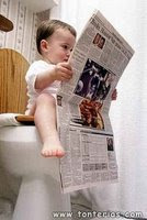 Niño cagando y leyendo el periódico