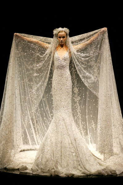 http://1.bp.blogspot.com/_ToenP11B8zk/TPQBuzB14UI/AAAAAAAAGU8/bEWLZCPG8TY/s640/elie+saab.jpg
