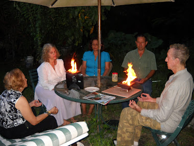 Con los amigos que llegan nos disponemos hacer la Terapia Homa.