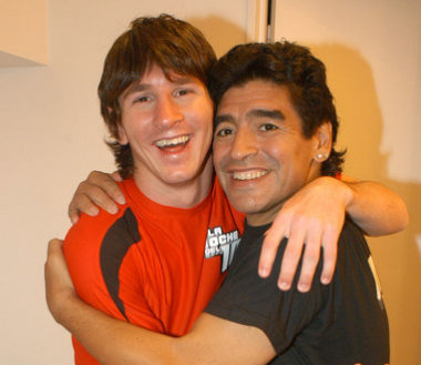 http://1.bp.blogspot.com/_TrcnPuiteDE/SNPIueBKcrI/AAAAAAAAAqQ/yz_YsluaQ7U/S1600-R/maradmes6MESSI.jpg