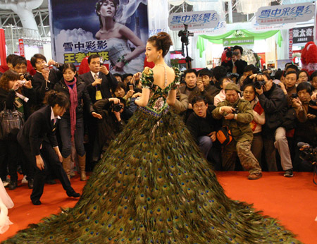 The peacock wedding dress made of brocade is decorated with 2009 peacock