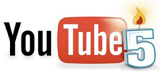 Logo di YouTube con una candelina di 5 anni accanto.