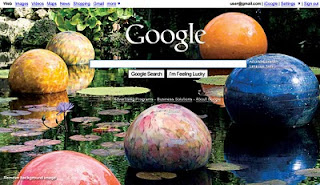 Immagine di una homepage di Google molto colorata su desktop.