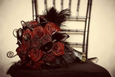 http://1.bp.blogspot.com/_U56yhynHDXY/TG8mrbVyKlI/AAAAAAAACDI/62lHry62gFA/s1600/dark-red-roses-black-feather.jpg