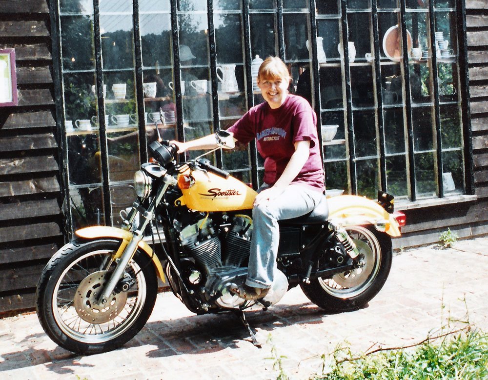 [Kit+the+Slip+on+her+bike.jpg]