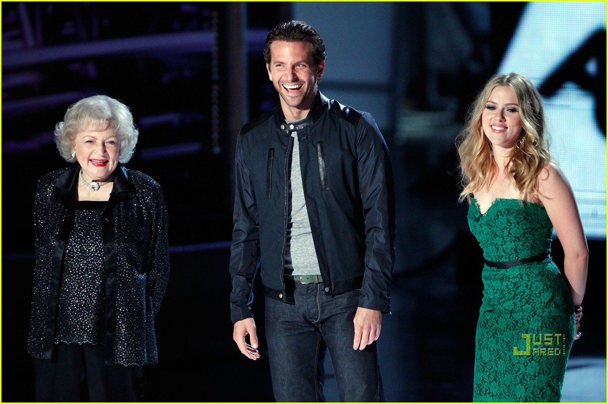 http://1.bp.blogspot.com/_UE15vGf7ylc/TAzUklBAAjI/AAAAAAAAAhc/MHDxeUr5i0A/s1600/sandra-bullock-scarlett-johansson-kiss-06.jpg