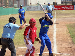 Julio Nakayama rebatendo contra o Peru