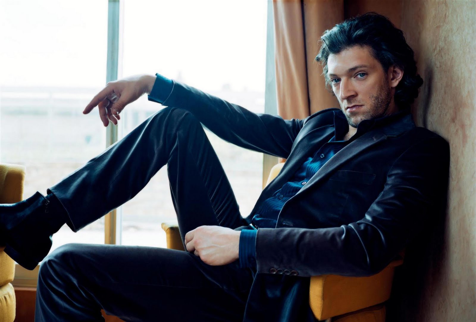 http://1.bp.blogspot.com/_UH6ejByfaBI/TOv5bFwjUaI/AAAAAAAAiP8/EhUMqe5ugrk/s1600/vincent-cassel-vincent-cassel-7955715-2560-1731.jpg