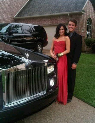 GLAM CHOWDER: Demi Lovato goes to prom!!