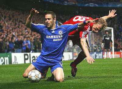 Dirk Kuyt of Liverpool battles with Joe Cole of Chelsea.