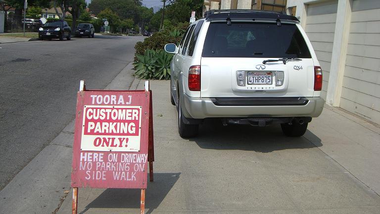 [no_park_in_sidewlk.JPG]