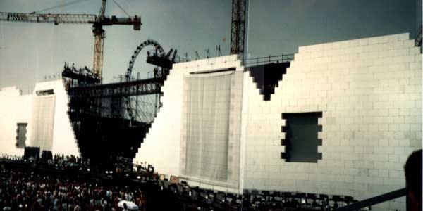 [pinkfloydwall_berlin.jpg]