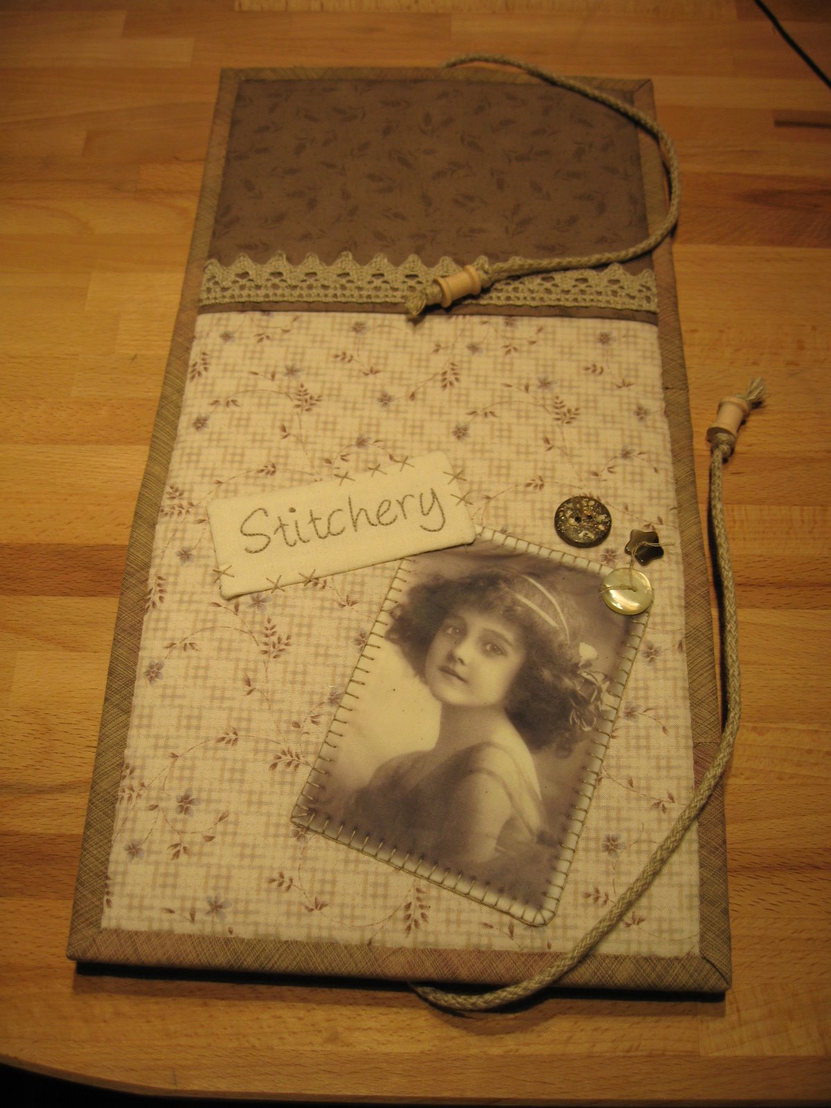 [Stitcherymappe+utside.JPG]