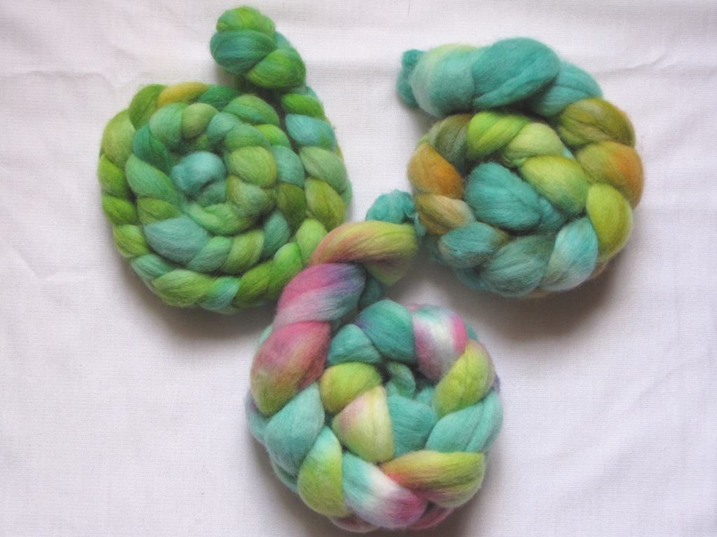 Knitting and Dyeing Rovings... Natural Suburbia